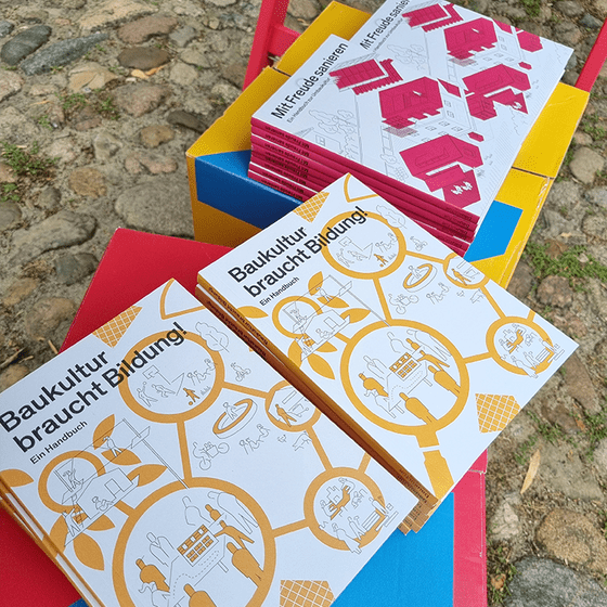 Broschüren liegen aus