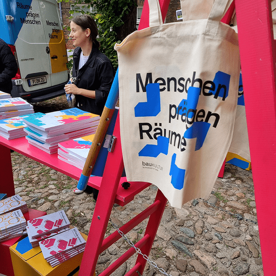 Taschenaufdruck: Menschen prägen Räume