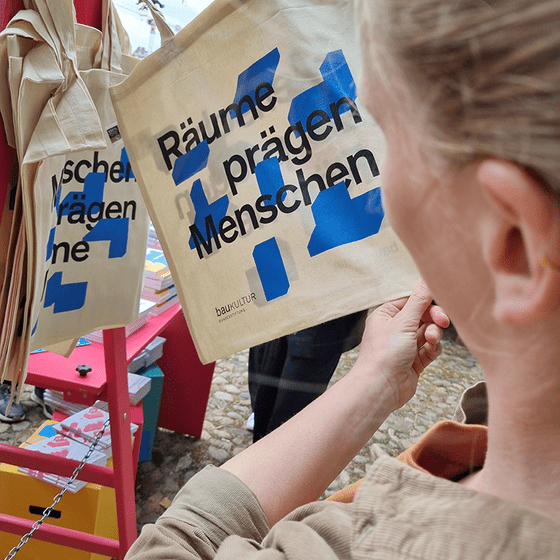 Taschenaufdruck Räume prägen Menschen