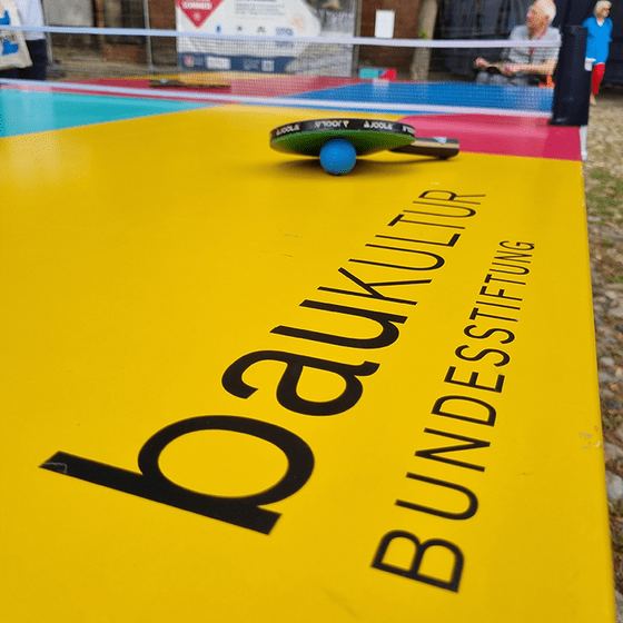 Tischtennisplatte mit Logo Tischtennisplatte der Bundesstiftung Baukultur
