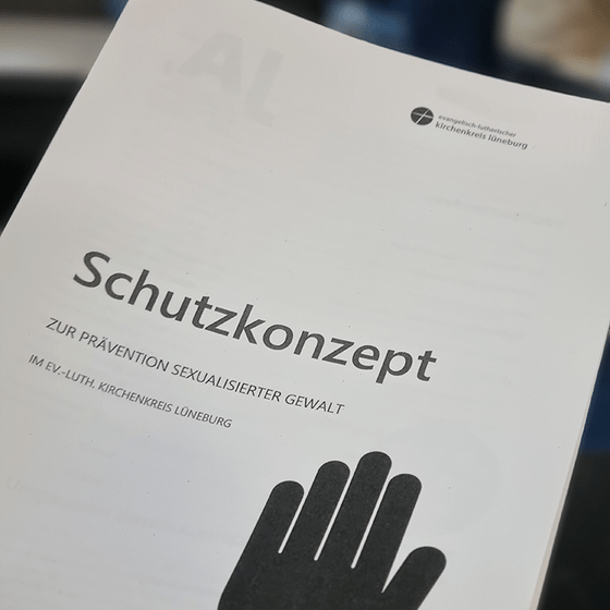 Das Schutzkonzept des Kirchenkreises Lüneburg wurde auf der Kirchenkreissynode am 16.6.25 verabschiedet, Foto: Hueske