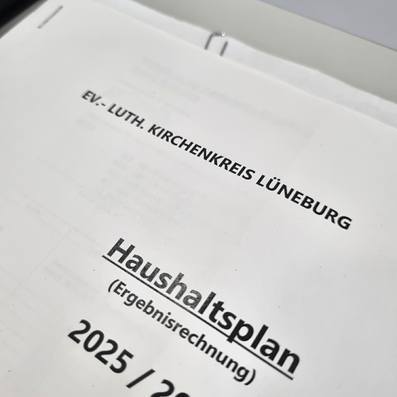 U.a. die Verabschiedung des Haushaltsplanes stand auf der Tagesordnung der Kirchenkreissynode Lüneburg am 16.6.25, Foto Hueske