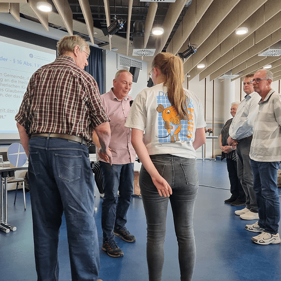Verpflichtung neuer Mitglieder durch Detlev Saffran, Vorsitzender des Synodenpräsidiums, auf der Kirchenkreissynode Lüneburg 16.6.25, Foto: Hueske