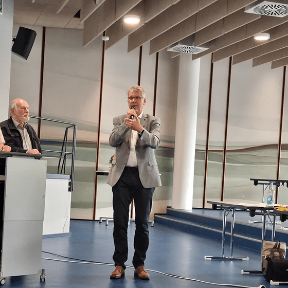 Prävention sexueller Gewalt bleibt ein wichtiges Thema, Superintendent Christian Cordes berichtet auf der Kirchenkreissynode Lüneburg am 16.6.25, Foto: Hueske