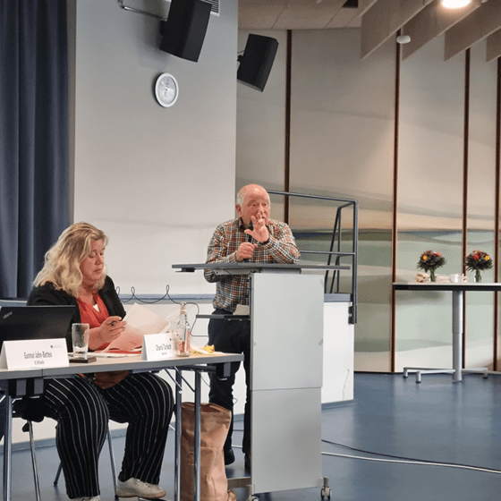 Hennig von Alten berichtete als Vorsitzender des Koordinierungsausschusses Gebäude über den zu erstellenden Gebäudebedarfsplan, auf der Kirchenkreissynode Lüneburg am 16.6.25, Foto Hueske