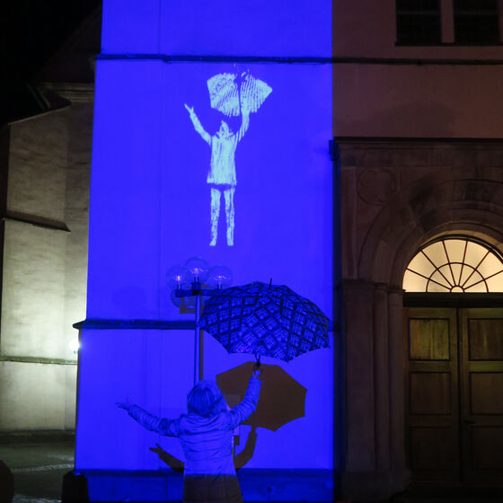 Flug mit Regenschirm