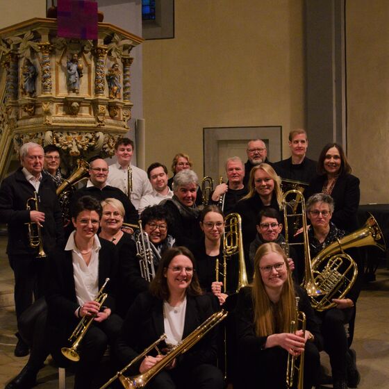 Tutti mit Gästen auf dem Sofa