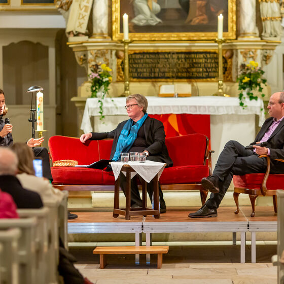 Gesprächspartner auf dem Sofa