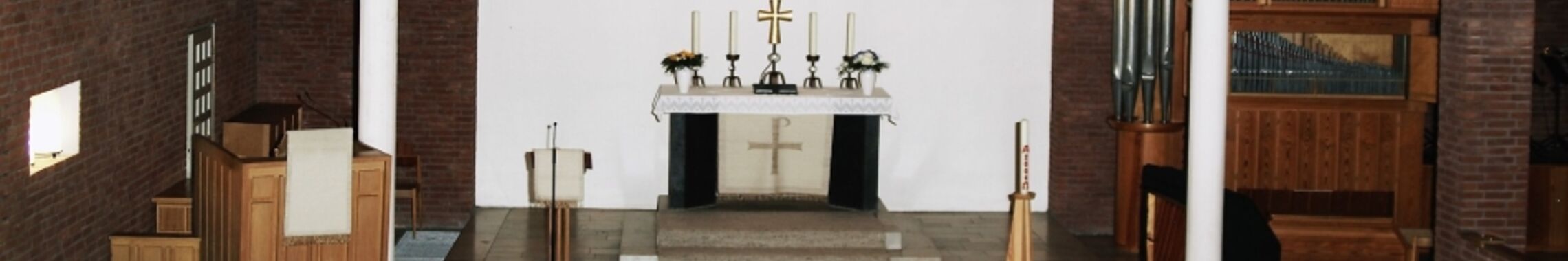 Altar in der Auferstehungskirche Weyhausen