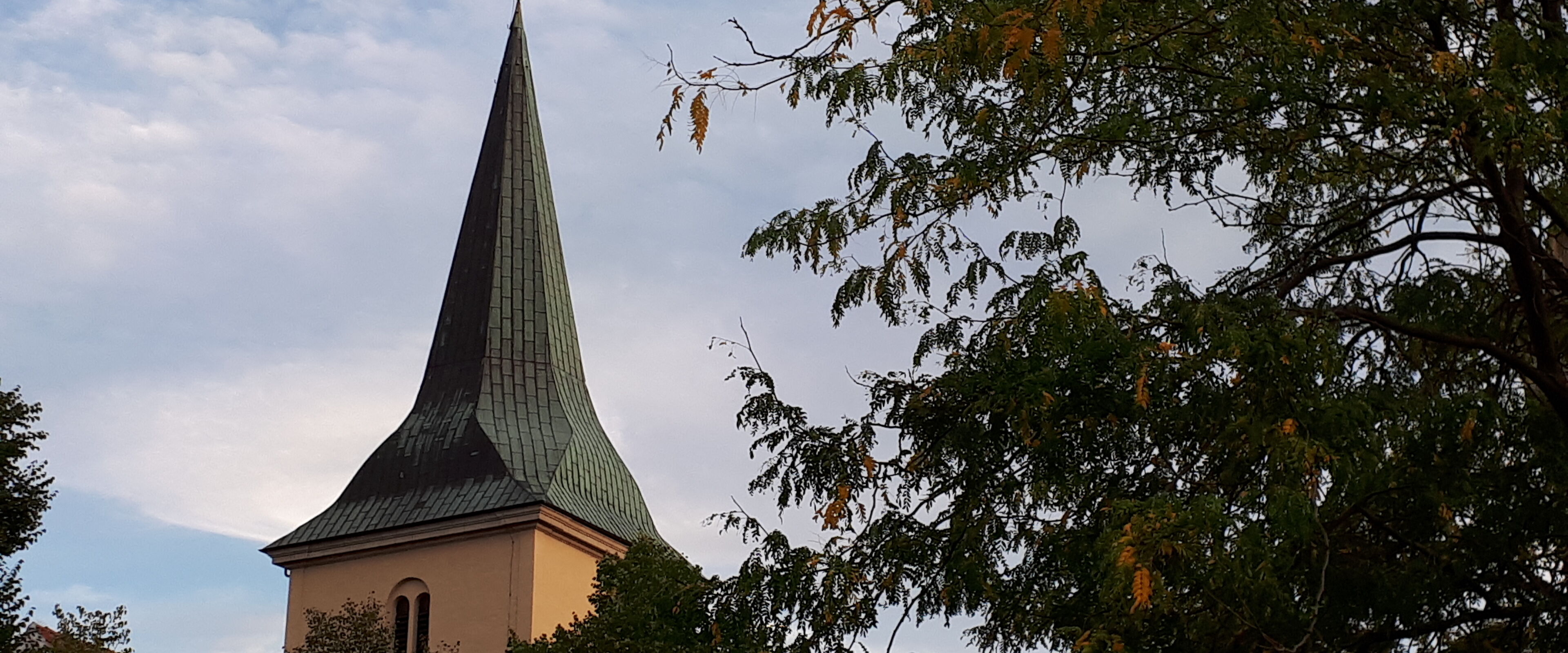 St.-Petri-Kirchturm im Frühherbst