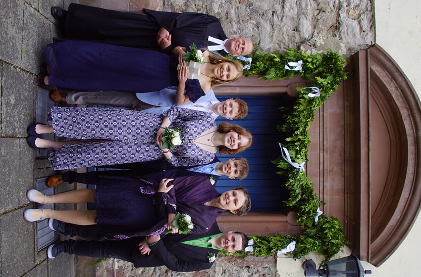 Konfirmation - Pastor Gerdes, Anna Echegoyen, Oskar Hough-Holub, Jette Laschke,  Theo Weberschock,  Arabella Cron , Timm Möhlmann (Foto: S. Hampe)