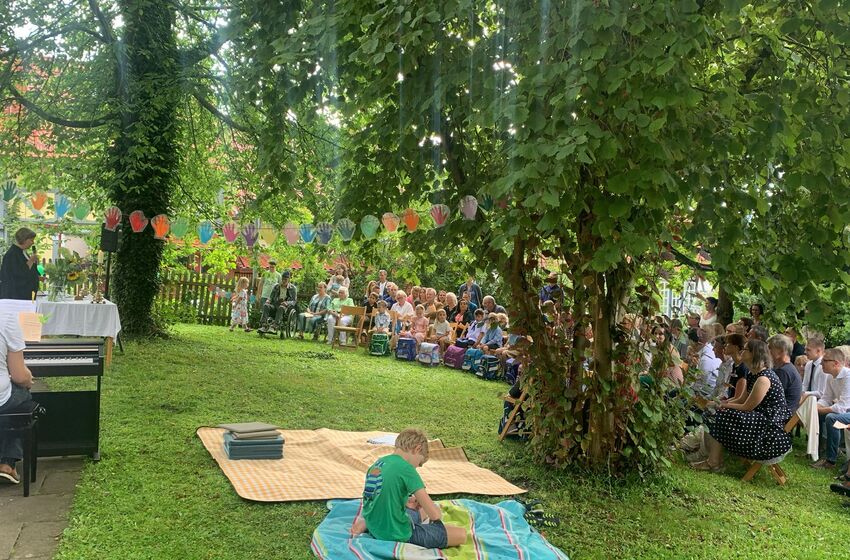 Stimmungsvoll im Pfarrgarten (Foto: M. Stietenroth)