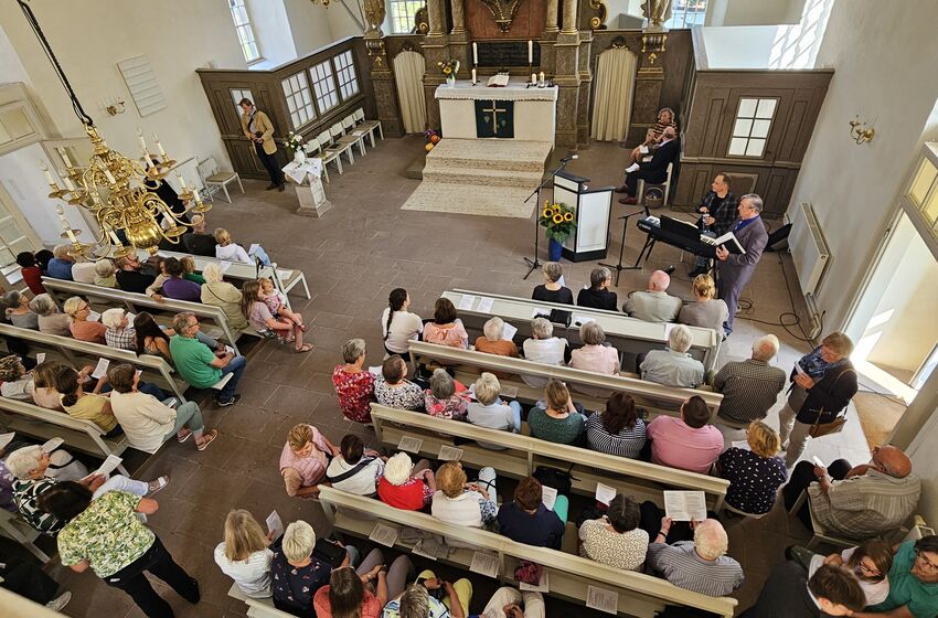 Schon einige Zeit vor dem Beginn des Gottesdienstes ist die Kirche gefüllt (Foto: L. Heinke)