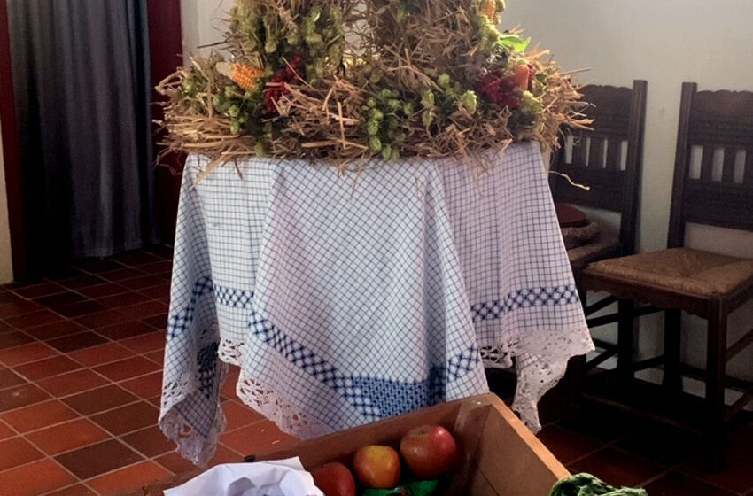 Die Erntekrone zum Erntedankfest (Foto: M. Stietenroth)