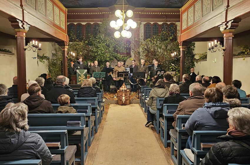 Die geschmückte Kirche (Foto: L. Heinke)