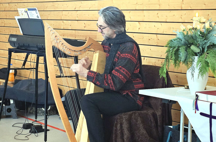 Holger Schäfer an seiner Harfe (Foto: L. Heinke)