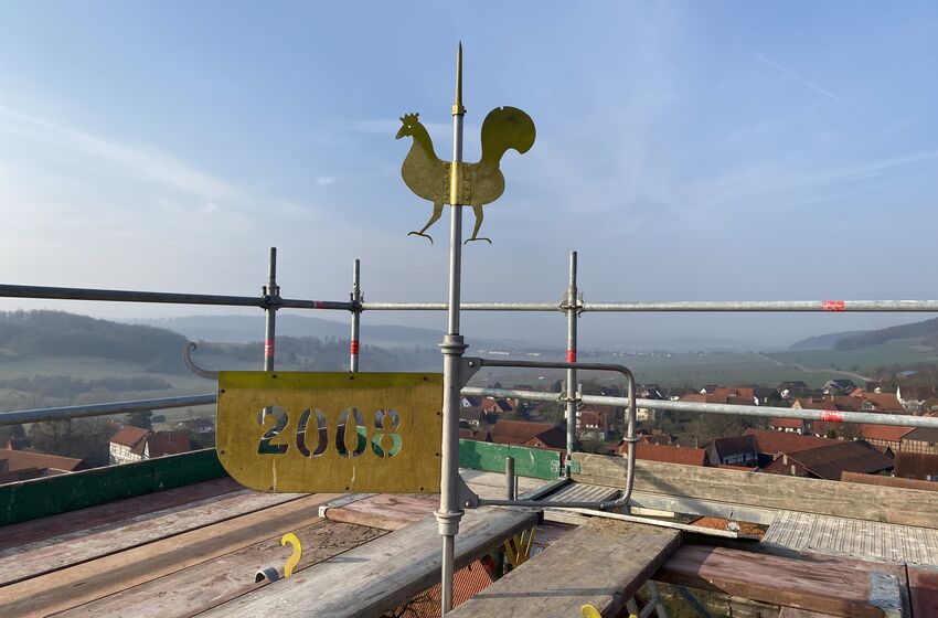 Gerüst bis zur Turmkrönung (Foto: H. Meenken)