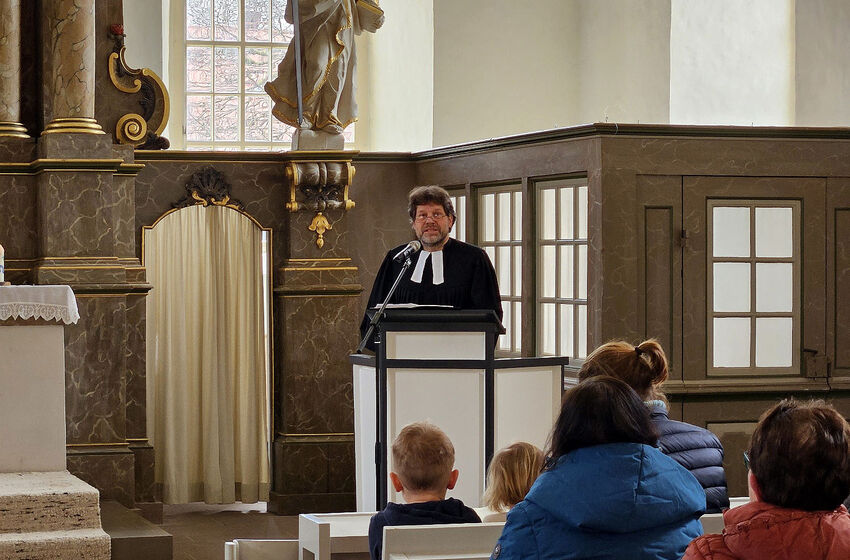 Pastor Dr. Eric Janssen bei seiner Predigt in Rittmarshausen (Foto: L. Heinke)