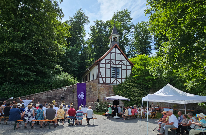 Während des Gottesdienstes an der Kapelle Wittmarshof (Foto: L. Heinke)