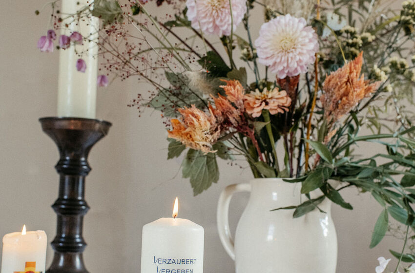 Altarschmuck und Kerze (Foto: Rosalie Freimann)