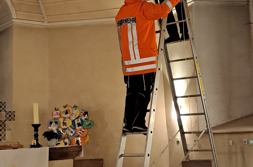 Der Stern wird aufgehängt (Foto: S. Mandrella)