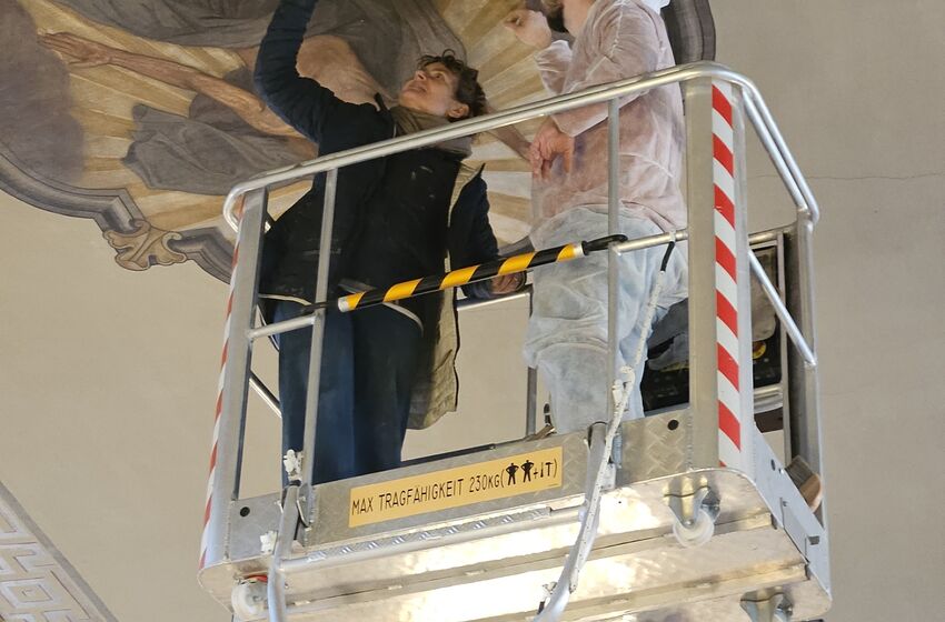 Die Restauratoren bei der Arbeit (Foto: L. Heinke)