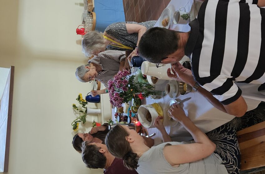 Gemeinsames Frühstück in der Kirche (Foto: L. Heinke)