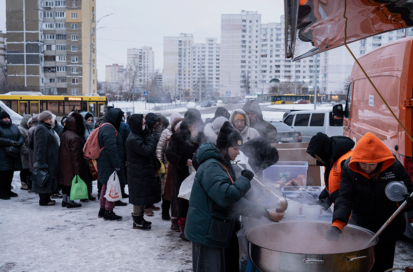 Menschen in der Ukraine stehen im Winter an für ein warmes Essen