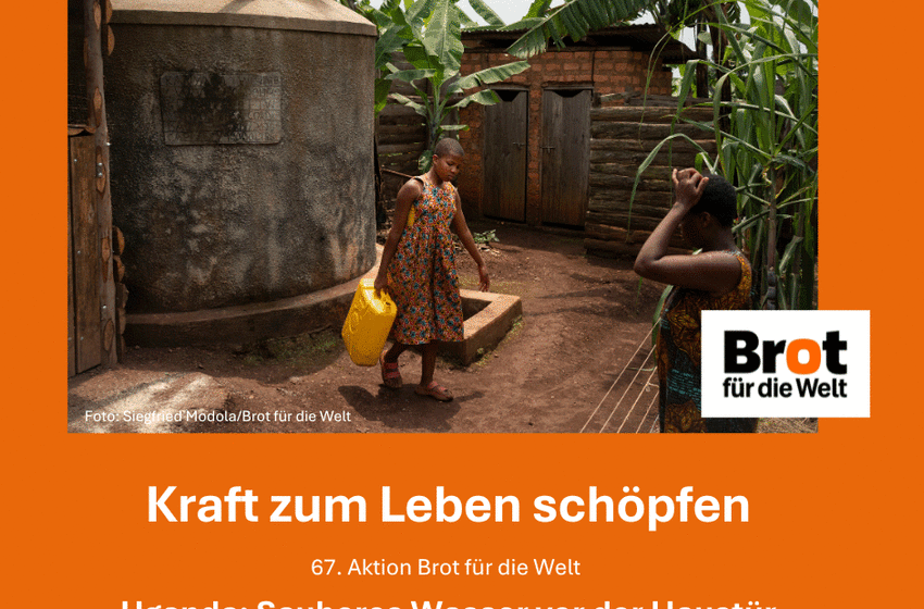 Eine Frau in Uganda trägt einen Wasserkanister