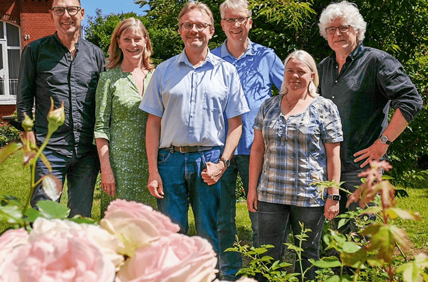 Der Leitungskreis aus Superintendenten und Stellvertreter:innen, v.l.n.r.: Ltd. Superintendent Christian Stasch, Silke Ideker, Pastorin in St. Michaelis Lüneburg und Hochschulseelsorgerin, Dennis Schipporeit, Pastor in Paul-Gerhardt Lüne Lüneburg, Superintendent Christian Cordes, Iris Weiner, Pastorin der Kirchengemeinde St. Marien Scharnebeck, Henning Hinrichs, Schulpastor.  Foto: Kirchenkreis Lüneburg