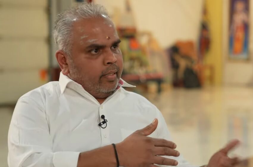 Priester Kirupakaran Kurukkal im Gespräch mit Wolfgang Reinbold