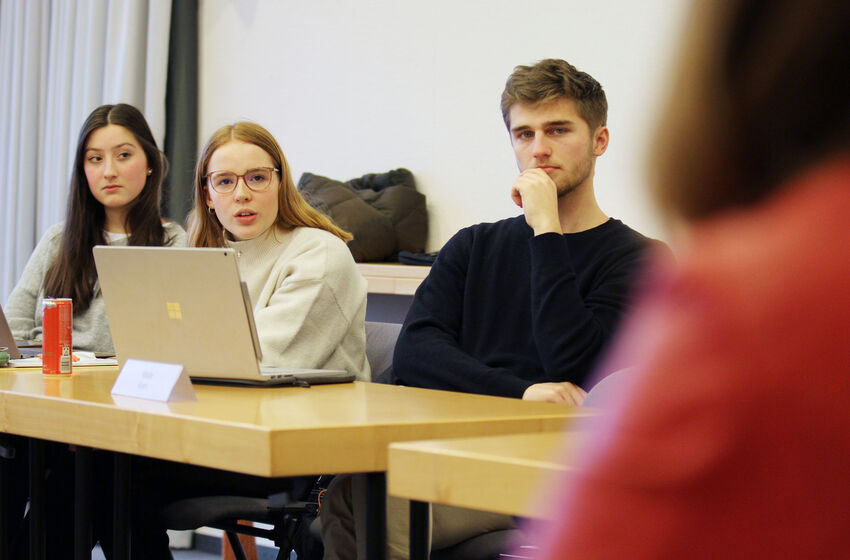 Mitglieder des Landesschüler*innenrates diskutieren in Loccum über den Lehrkräftemangel und die Folgen. Foto: Lothar Veit / EMA