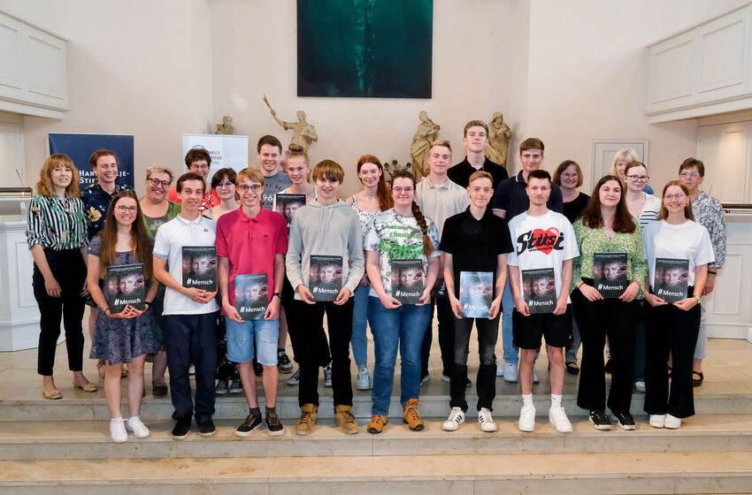 Die Gewinnerinnen und Gewinner der Geldpreise und des Sonderpreises mit ihren Lehrerinnen und Lehrern. Foto: Dethard Hilbig/RPI