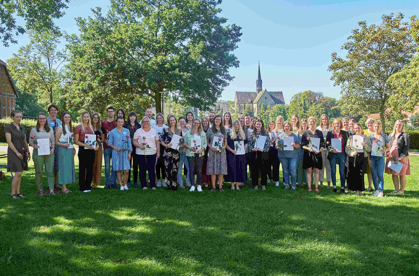 Für den Dienst gesegnet: die stolzen Teilnehmer*innen mit ihren Urkunden vor der Loccumer Klosterkirche. Foto: RPI/Mathias Weber