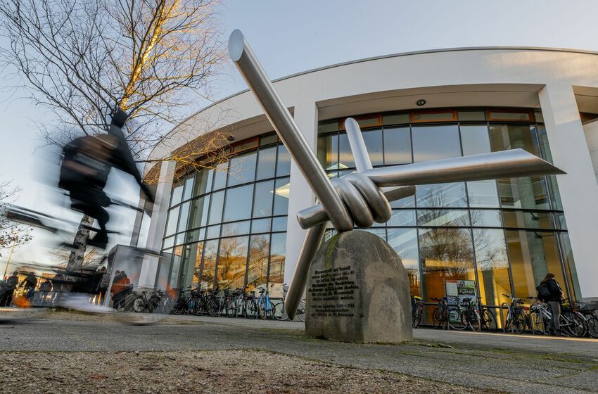 Das Hörsaalzentrum der Universtiät Oldenburg mit Carl-von-Ossietzky-Mahnmal. Foto: Universität Oldenburg / Daniel Schmidt