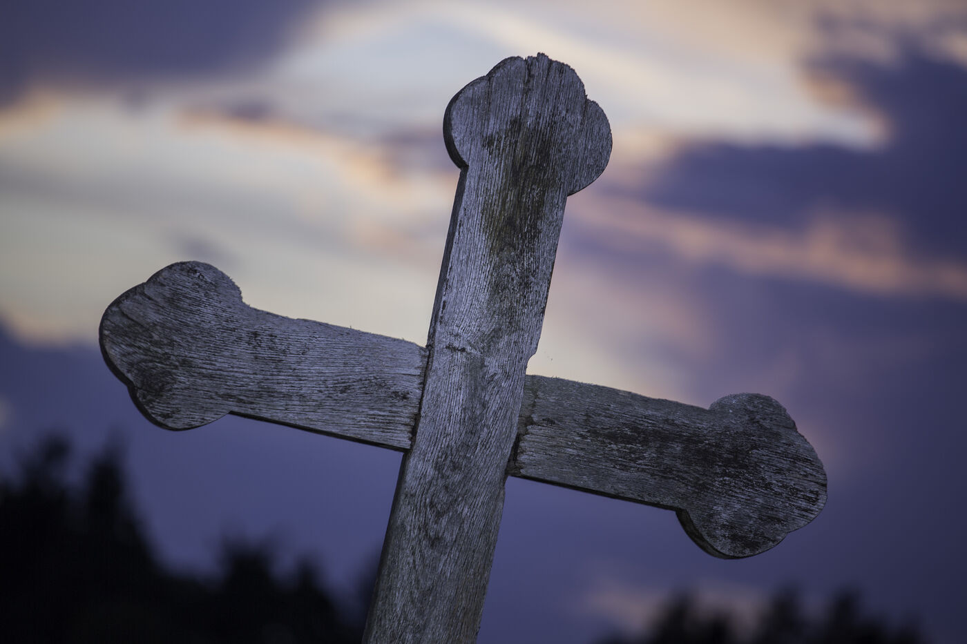 20240918 Bild Landeskirche Kreuz am Abend