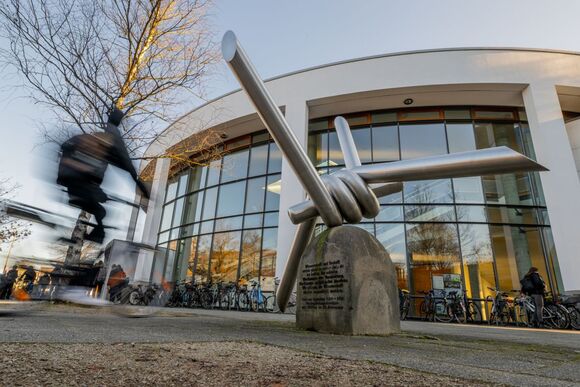 Das Hörsaalzentrum der Universität Oldenburg mit Carl-von-Ossietzky-Mahnmal.