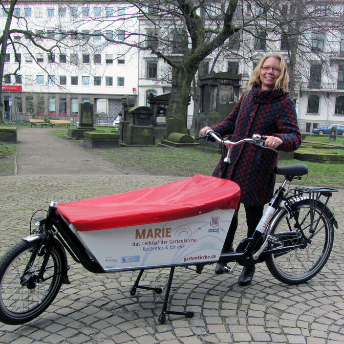 Frau Niederlag aus dem Lastenrad-Team mit "Marie"-dem Leihrad der Gartenkirche. Foto: A. Neumann, HKD