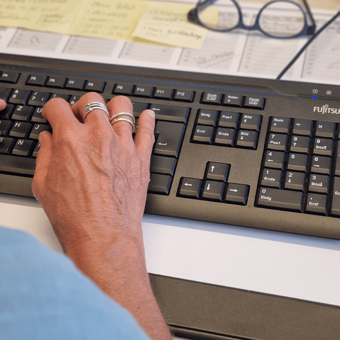 Auf der Tastatur tippen